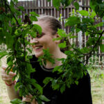 Ali culege corcodușe din livadă.