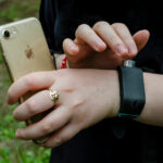 Ali iși conectează brățara cu ecolocație (Sunu Band) la telefon, pentru a se plimba prin curte. Aceasta vibrează când se apropie de un obiect sau o persoană.