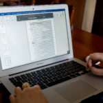 Ali parcurge cuprinsul lucrării ei de licență despre muzica medievală germană.