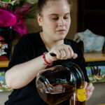 Ali folosește un indicator de nivel pentru lichide (un dispozitiv electronic care emite semnale acustice şi vibraţii când lichidul îi atinge sondele) ca să își toarne sirop de casă într-un pahar.