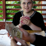 Ali îl învață pe Bogdan, un nou prieten de vârsta ei, să joace Cruce.