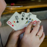 Ali folosește cărți de joc cu notații Braille.