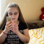 Ali folosește Google Assistant cu comenzi vocale pentru a deschide aplicații pe telefon.