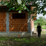 Ali se plimbă cu bastonul în grădină, unde se află viitoarea casă a bunicilor ei.