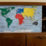 Harta lumii în relief, cu legendă în Braille, din camera de zi.