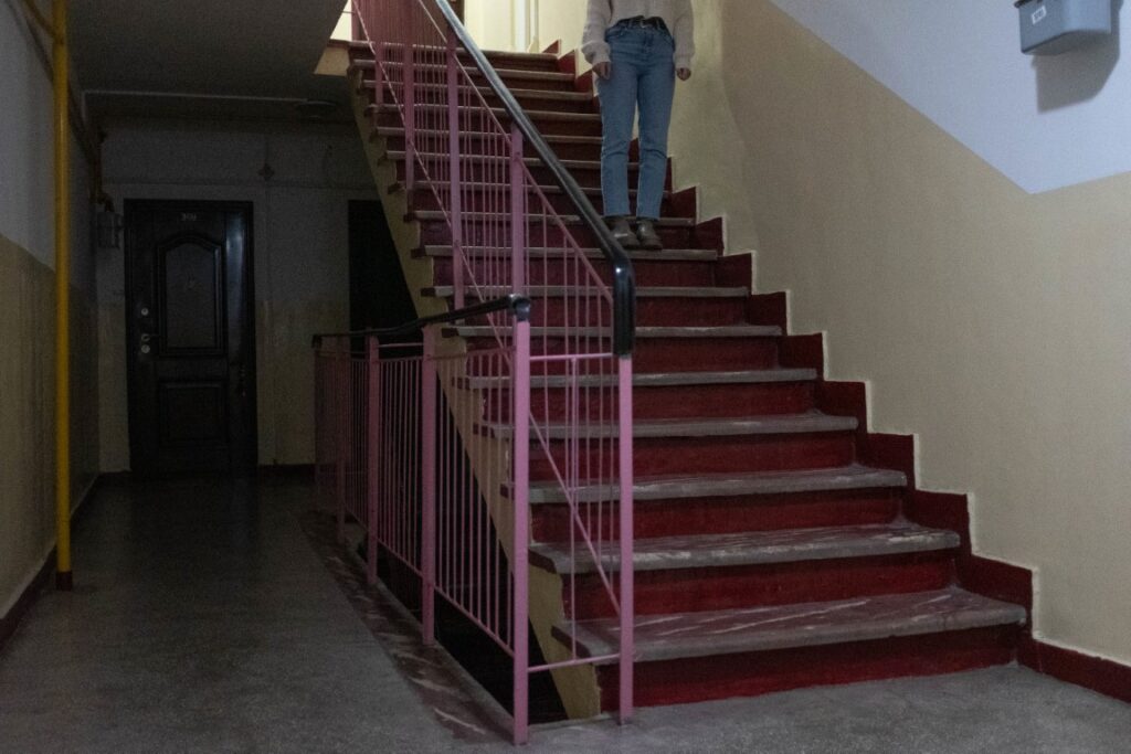 Bianca coborând scările blocului