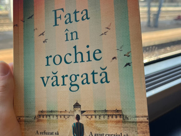 Fata în rochie vărgată