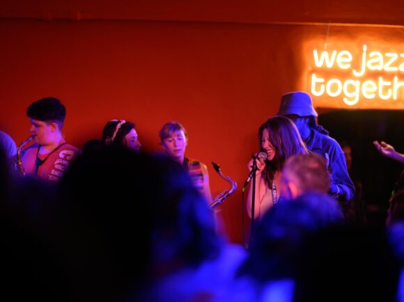 Ce faci când simți că muzica ta nu pare să ajungă la nimeni?