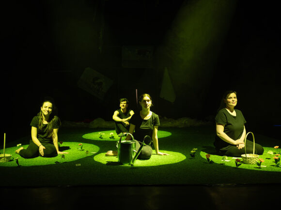 „M-a lovit destul de tare ideea asta că sfârșitul lumii vine și noi stăm aici, ne amăgim și încercăm să salvăm urșii panda, când cel mai bine ar fi să îl accelerăm” –  Interviu cu dramaturgul Alex Gorghe