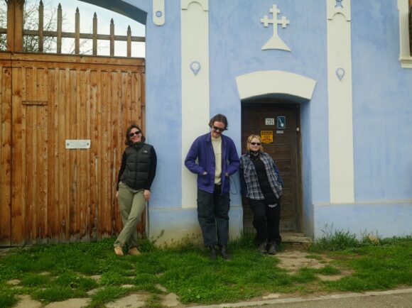 Trei artiști, un sat și multă liniște. Ce rămâne după o rezidență la Șona AIR